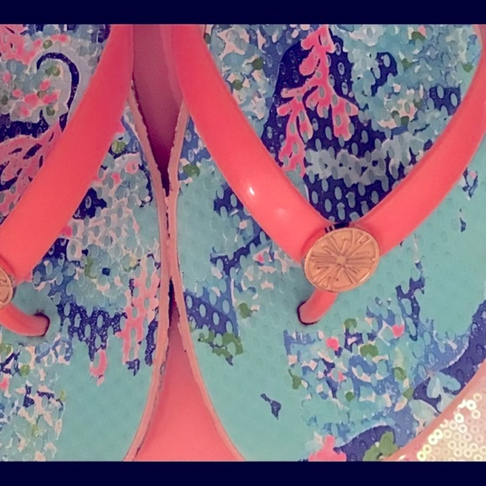- Cute used lily bundle sandals
